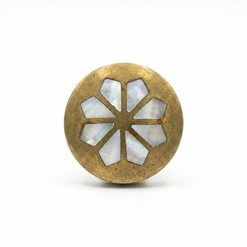 Snowflake-shaped mirror with a brass frame, perfect for modern decor. Brass snowflake mirror with geometric design, ideal for contemporary home decor.